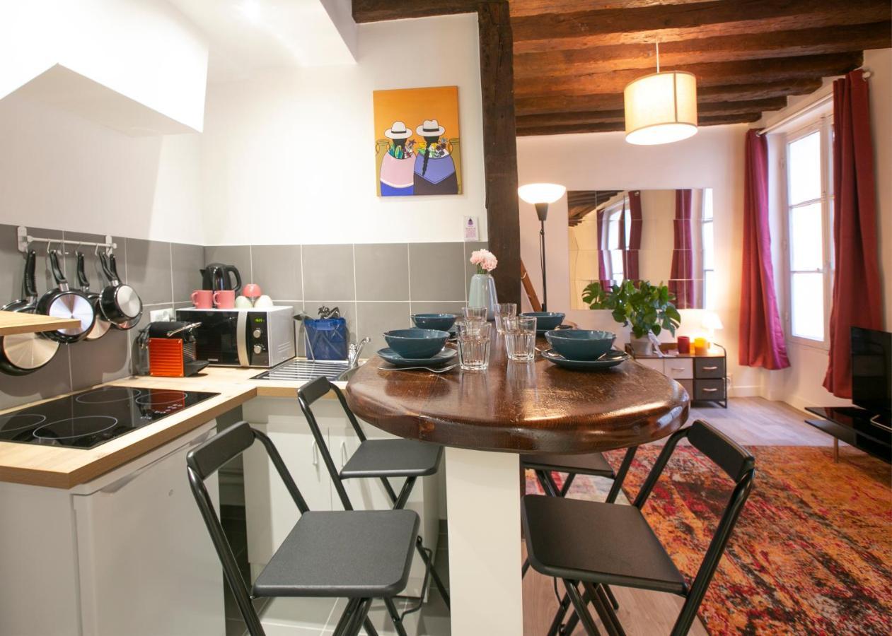 Authentic Apartment In Center Of Parisian Marais ภายนอก รูปภาพ